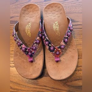 Beautiful Vionic Flip Flops. Size 8